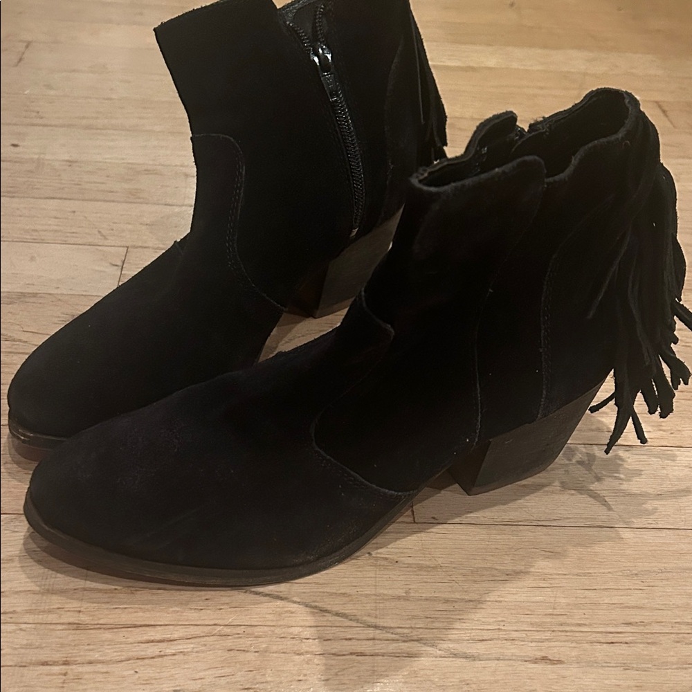Suede ankle boots with fringe